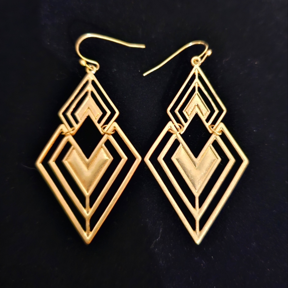 Beautiful art deco style gold colored fashion earrings